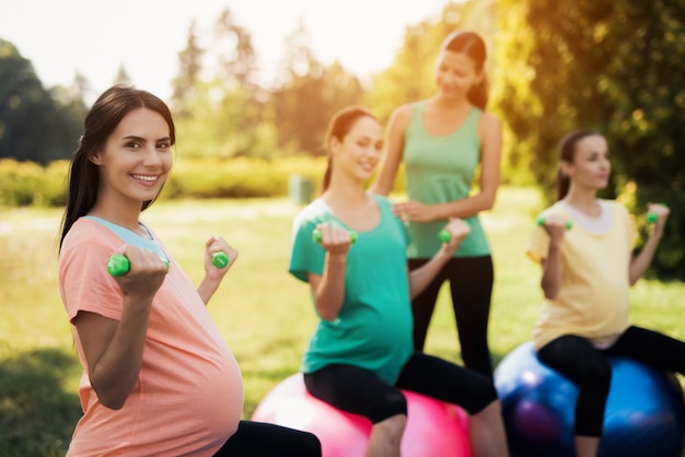 Aptidão para a barriga ao ar livre. Exercício de bolas de ioga.