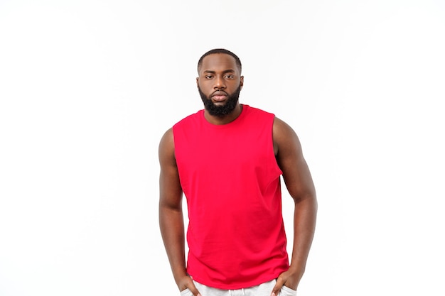 Aptitud joven hombre negro africano en ropa deportiva animando despreocupado aislado sobre fondo blanco.