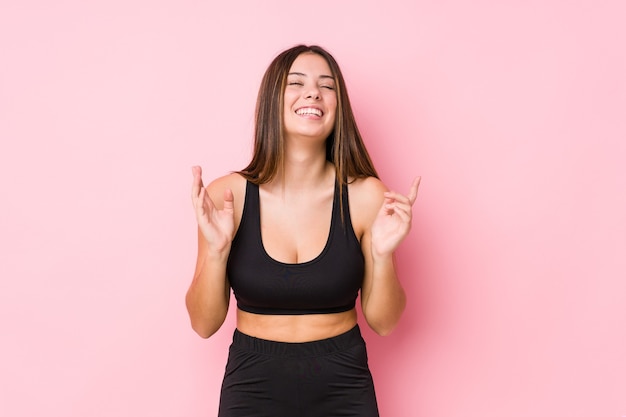 Aptitud joven mujer caucásica aislada alegre riendo mucho. Concepto de felicidad.