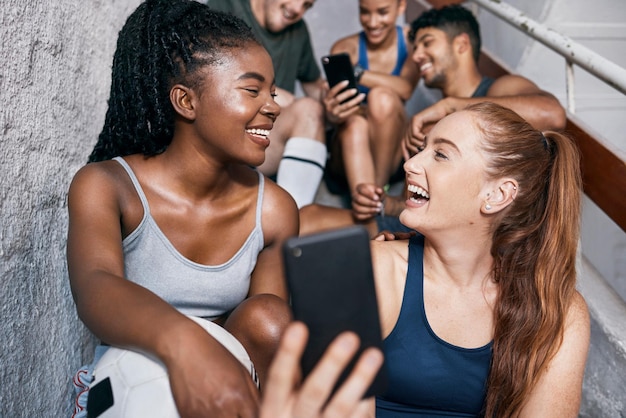 Foto aptitud en las redes sociales y amigos con teléfono y redes en las escaleras para entrenamiento en internet y salud contacto de comunicación y tecnología con mujeres y dispositivos móviles para hacer ejercicio o bienestar