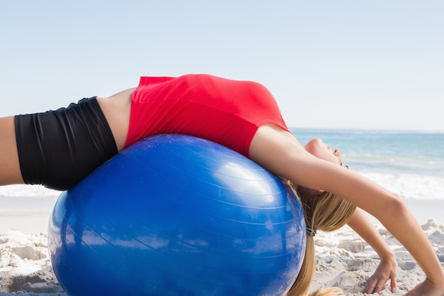 Apto loira, estendendo-se de volta na bola de exercício