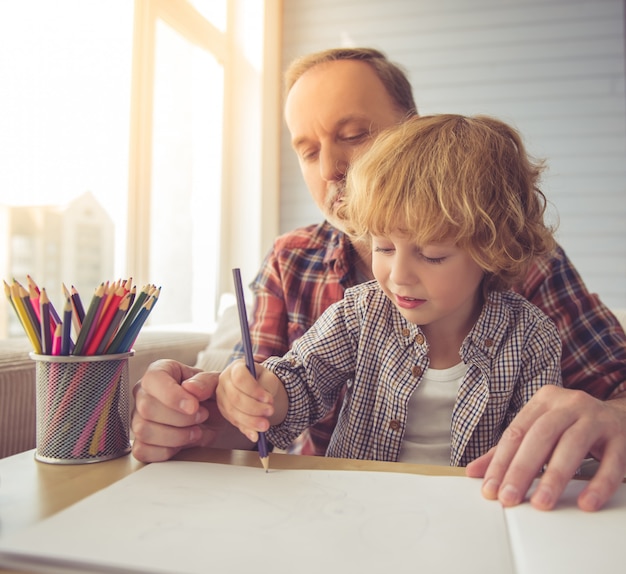 Apuesto abuelo y nieto se unen