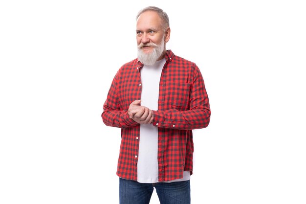 Foto apuesto anciano con barba gris en camisa casual