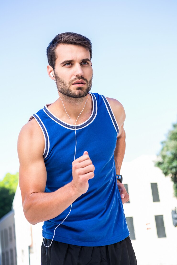 Foto apuesto atleta guapo trotar