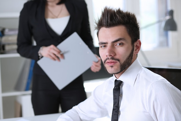 Apuesto empresario sonriente en traje de retrato en el lugar de trabajo