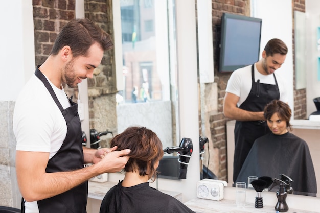 Apuesto estilista con el cliente en la peluquería