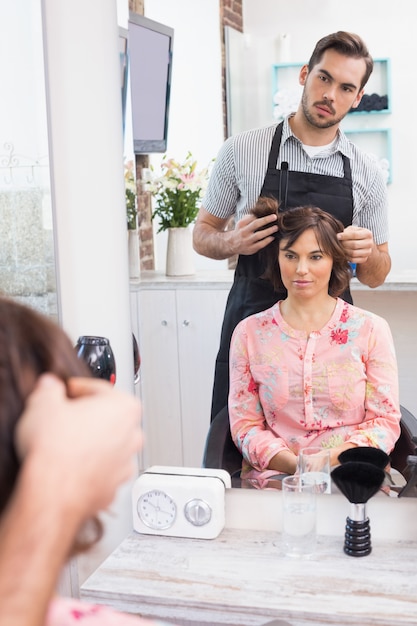 Foto apuesto estilista con el cliente