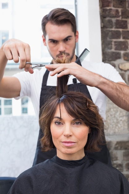 Apuesto estilista con el cliente