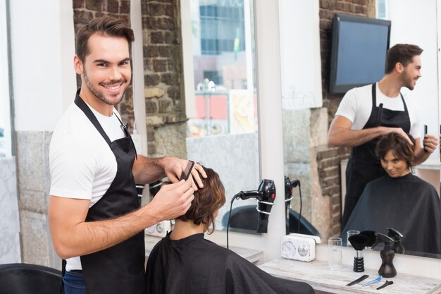 Apuesto estilista con el cliente