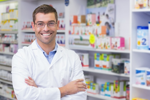 Apuesto farmacéutico sonriendo a la cámara