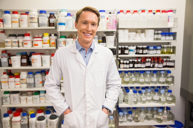 Apuesto farmacéutico sonriendo a la cámara