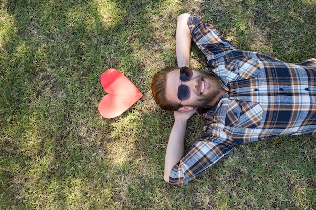 Apuesto hipster relajante en el parque