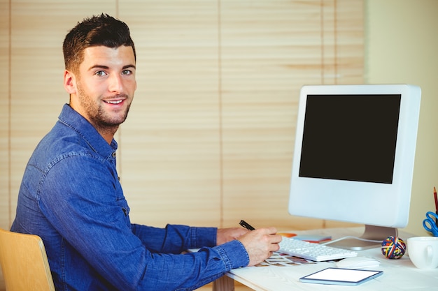 Apuesto hipster trabajando en el escritorio