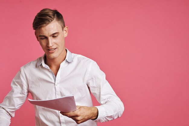 Apuesto hombre aprendiendo emociones positivas estudiante fondo aislado