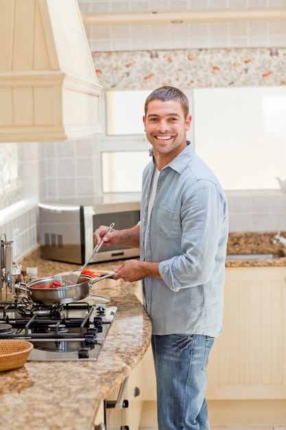 Foto apuesto hombre cocinando en la cocina