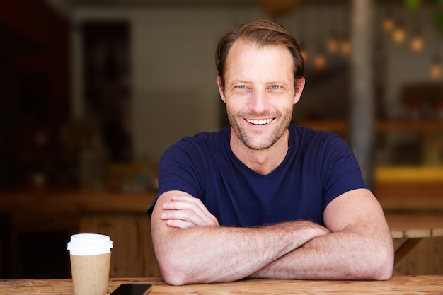 Foto apuesto hombre de mediana edad sonriendo