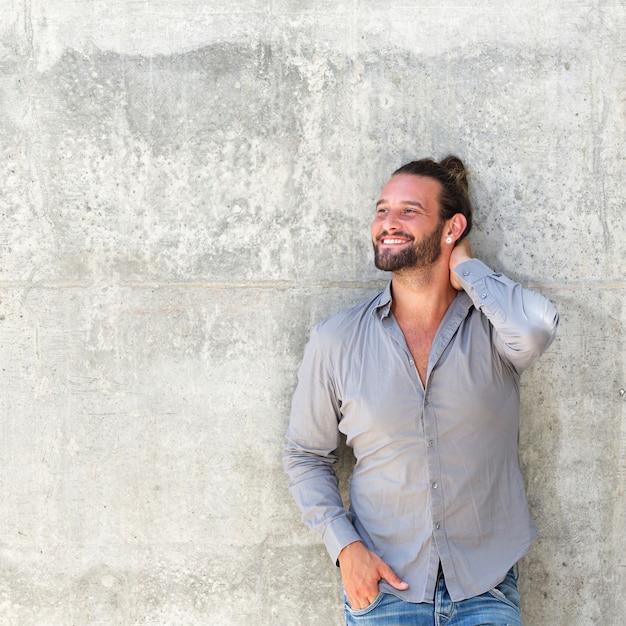 Apuesto hombre moderno con barba sonriendo