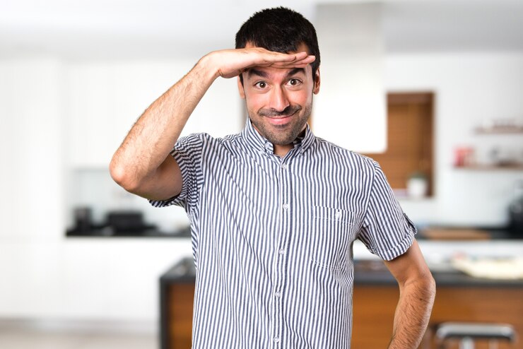 Foto apuesto hombre mostrando algo dentro de la casa