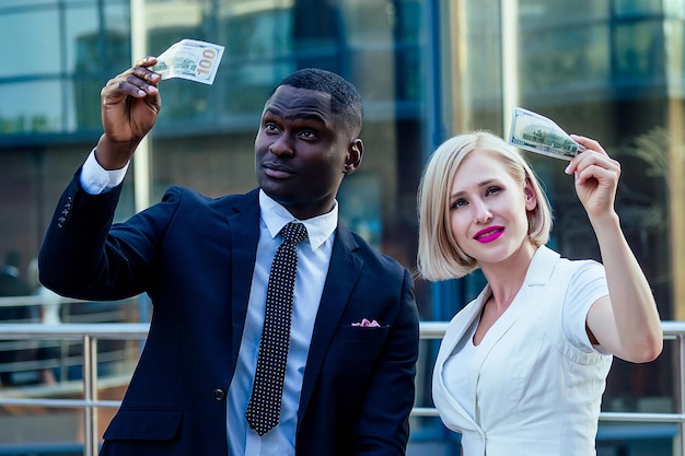 Apuesto hombre de negocios afro con un elegante traje negro con una atractiva mujer de negocios rubia que considera dinero en efectivo en la oficina de fondo de la calle rascacielos idea de crédito y débito