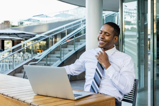 Apuesto hombre de negocios afroamericano CEO en un elegante traje corporativo elegante