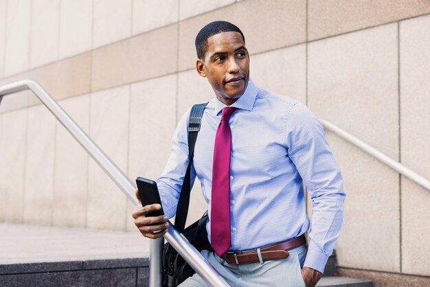 Apuesto hombre de negocios afroamericano CEO en un elegante traje corporativo elegante