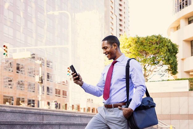 Apuesto hombre de negocios afroamericano CEO en un elegante traje corporativo elegante