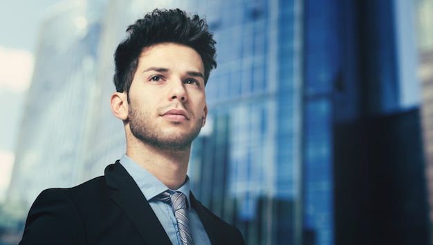 Apuesto hombre de negocios al aire libre