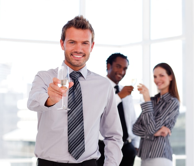 Apuesto hombre de negocios celebrando un éxito