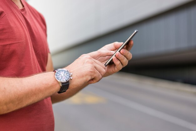 apuesto hombre de negocios se concentró mientras leía su teléfono inteligente.