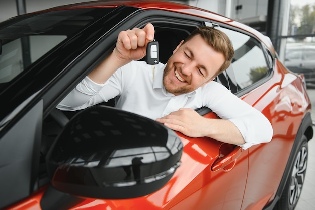 Foto apuesto hombre de negocios conduciendo un coche antes de comprar