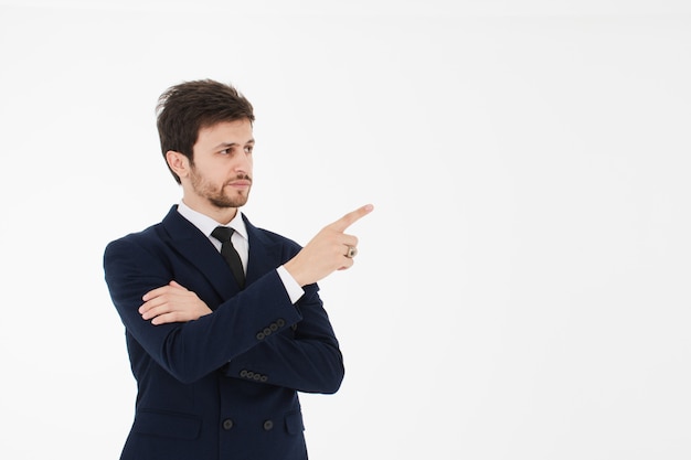 Apuesto hombre de negocios y fondo blanco aislado