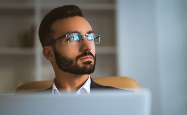 El apuesto hombre de negocios en unas gafas