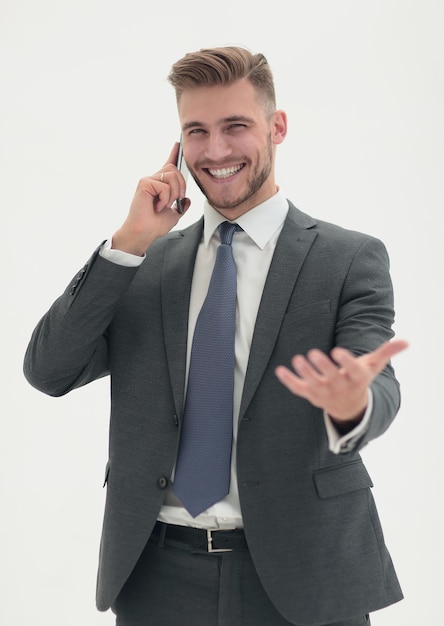 Apuesto hombre de negocios hablando por teléfono aislado en blanco