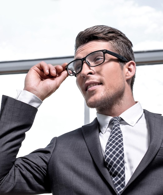 Foto apuesto hombre de negocios mirando hacia arriba