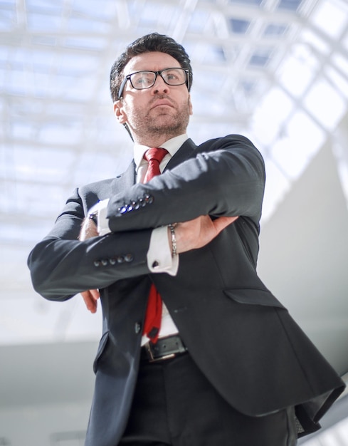 Apuesto hombre de negocios mirando su reloj