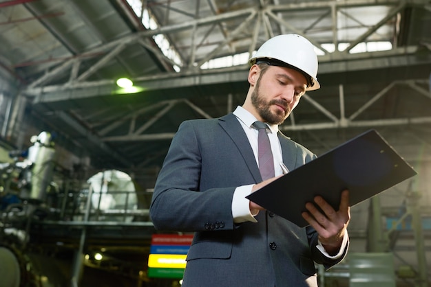 Apuesto hombre de negocios en la planta