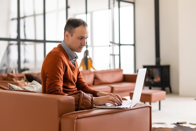 Apuesto hombre de negocios que trabaja con una computadora portátil en la oficina.