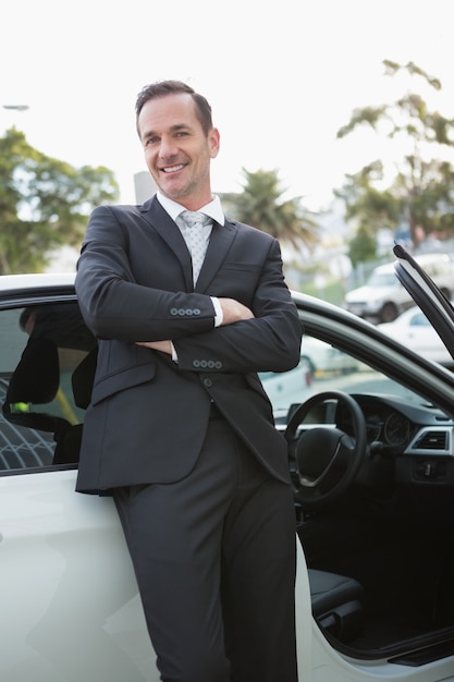 Foto apuesto hombre de negocios sonriendo a la cámara