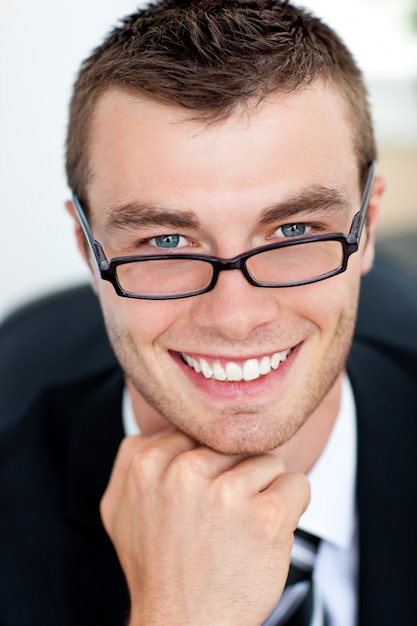 Apuesto hombre de negocios sonriendo a la cámara