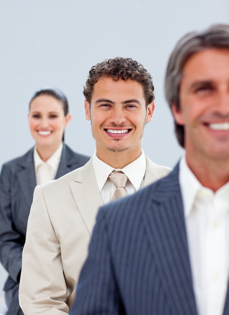 Foto apuesto hombre de negocios y su equipo