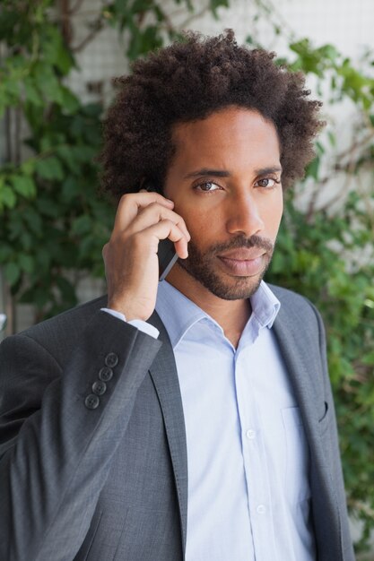 Apuesto hombre de negocios en el teléfono