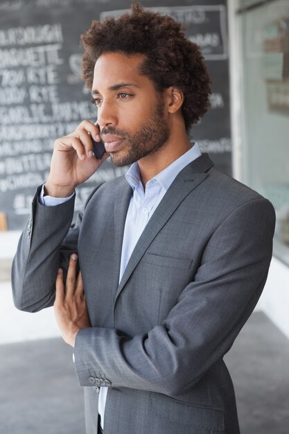 Apuesto hombre de negocios en el teléfono