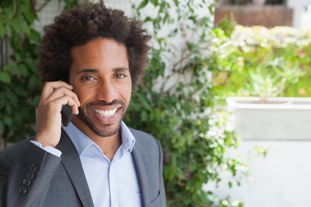 Apuesto hombre de negocios en el teléfono