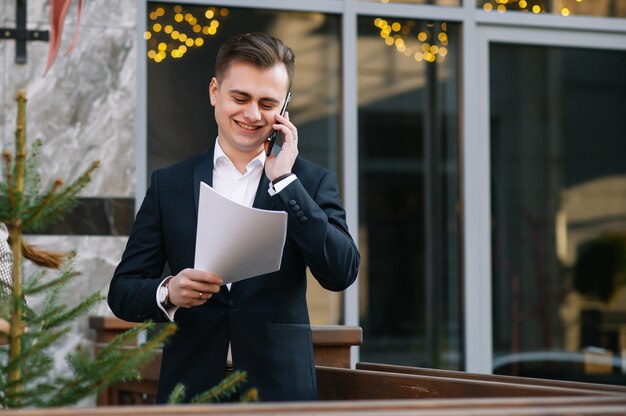 Apuesto hombre de negocios en una terraza