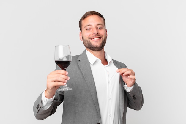 Foto apuesto hombre de negocios tomando un vino