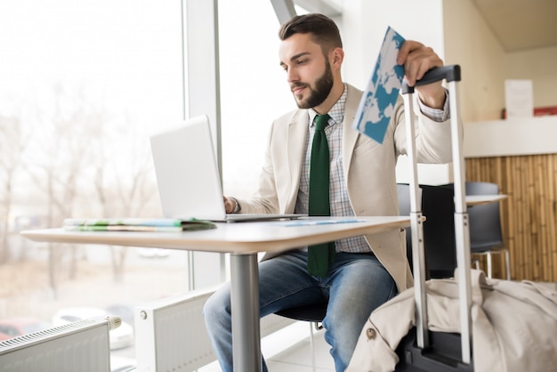 Foto apuesto hombre de negocios trabajando en aeropuerto