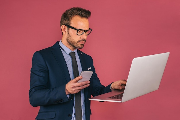 Apuesto hombre de negocios trabajando en una computadora portátil