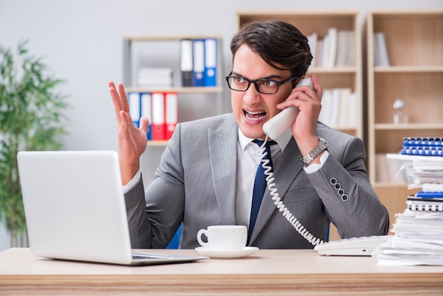 Apuesto hombre de negocios trabajando en la oficina