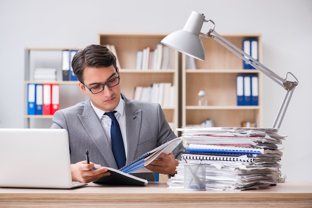 Apuesto hombre de negocios trabajando en la oficina