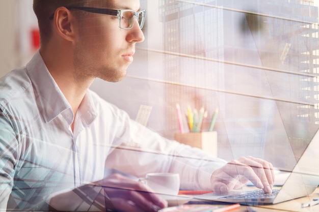 Apuesto hombre de negocios trabajando en proyecto
